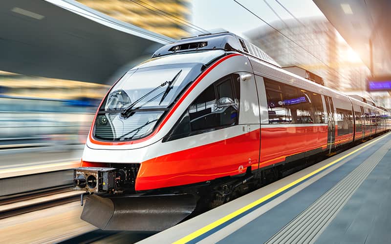 Einfahrender Zug in Wien Hauptbahnhof